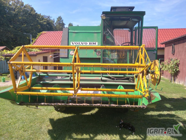 Sprzedam kombajn zbożowy Volwo BM 830 z kabiną i sieczkarnią. Silnik Perkinc 4 ,heder 2,70 cm. Wszystko sprawne ,kombajn garażowany.