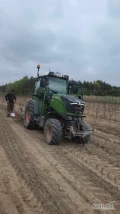 oferuje sadzenie drzewek bądź krzewów ciągnikiem z sadzarką królik. Ciągnik posiada nawigację NovAtel trimble. Dokładność...