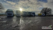 Oferuje transport krajowy i międzynarodowy (DE/FR/Benelux/AT/IT) naczepami typu firanka standard i mega (3m). 
