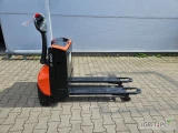 Używany elektryczny wózek unoszący marki Toyota/BT (produkcja w Szwecji). Udźwig 1600 kg. Technologia litowo-jonowa. Przebieg:  750...