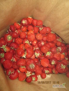 Kupimy truskawki z szypułką - 3,5 zł kg , Bez szypułki -7,5 zł kg . Czereśnie ciemne odmiany bez ogonka - 4,5 zł kg. Wiśnia z ogonkiem -8 zł . Wiśnia bez ogonka 20 - 7 zł